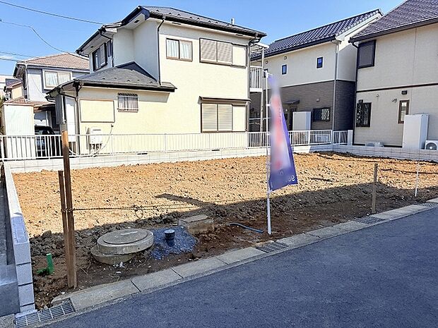 南北に長い敷地形状で、南側は駐車スペースになるので建物部分の日当たりも良好です