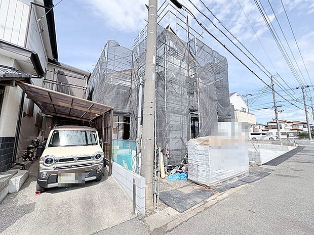 日差しを浴びて、静かに佇む街並み。