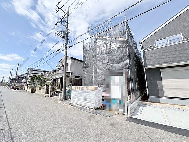 空と建物が調和する、穏やかな住宅街の風景