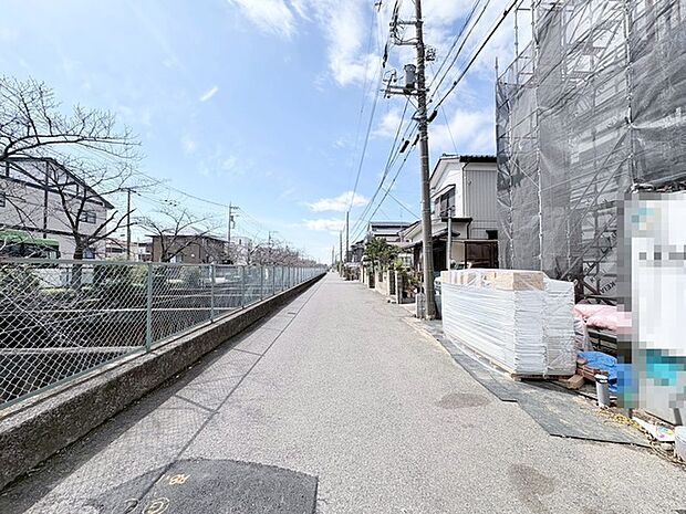 澄み渡る青空の下、穏やかな時間が流れる街並み