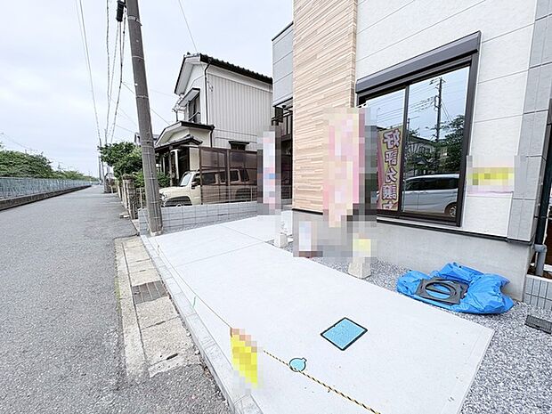 洗練された外観と周囲の穏やかな街並みが調和し、日々の暮らしに心地よい安らぎをもたらす住まいです。
