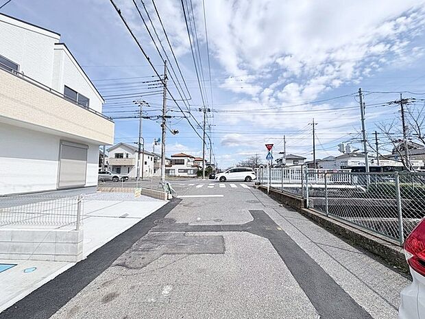 広がる青空と街並みが、穏やかな日常を予感させます。