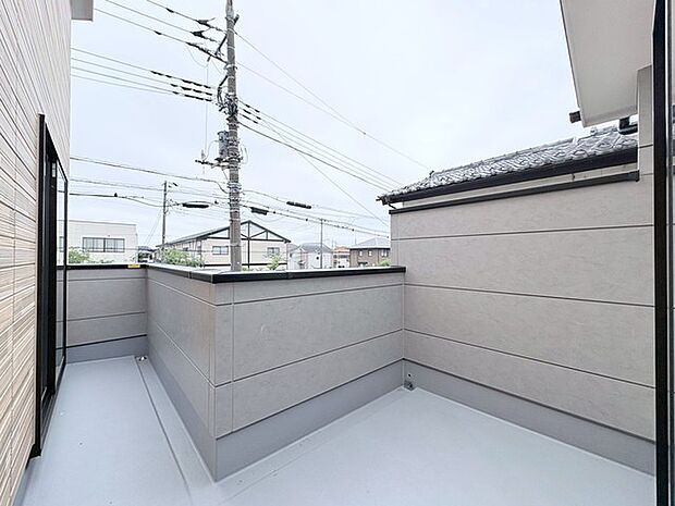 空を見上げて深呼吸したくなる、静寂と開放感を兼ね備えたプライベートな屋外空間です。