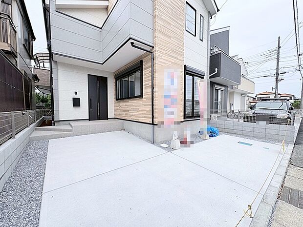 モダンで洗練された外観が印象的で、日々の暮らしに心地よい調和をもたらす住まいです。