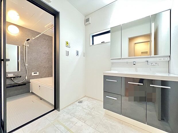 収納豊富な三面鏡付洗面化粧台。水回りのあれこれがキレイに収まりそうですね。