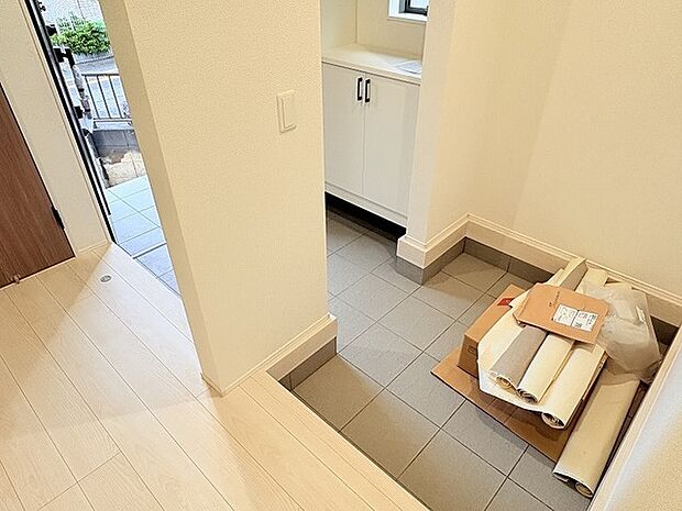 余白を活かしたミニマルな設えが、日々の暮らしに静かな調和をもたらしてくれます。