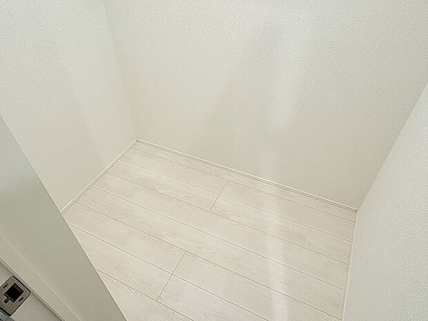 無駄な装飾を削ぎ落としたシンプルな空間は、住まう人の個性を活かすキャンバスのような心地よさを演出します。