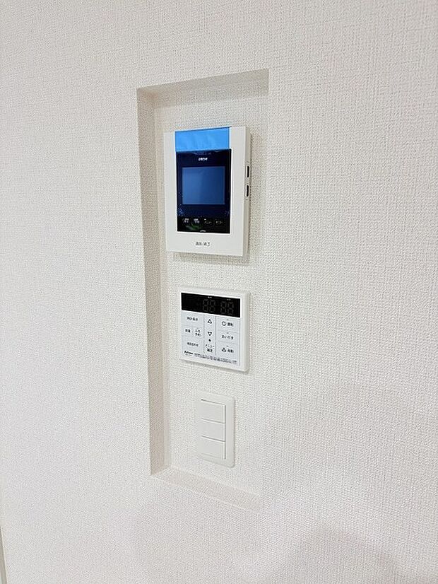 壁面にすっきりと収められた操作パネルが、住まいの暮らしやすさと機能的な心地よさをさりげなく伝えます。