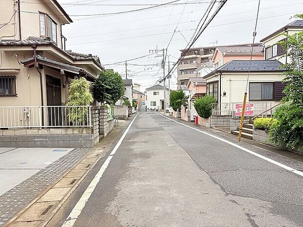 穏やかな日常が流れる、落ち着いた佇まいの住宅街が広がる風景です。