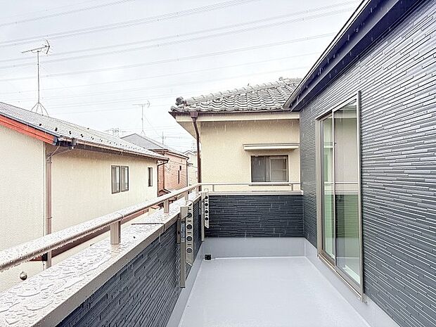 日々の暮らしにゆとりを添える、静かで落ち着いた佇まいの屋外スペースです。