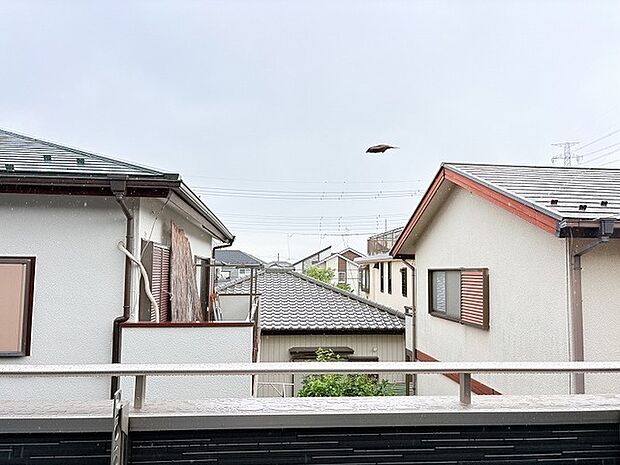 穏やかな住宅街の風景が広がり、落ち着いた日常の気配を感じさせる眺望です。