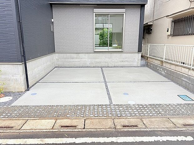 シンプルに整えられた舗装面が心地よい、日々の暮らしに寄り添うゆとりあるスペースです。