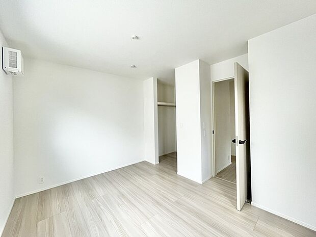 清潔感あふれる空間に、柔らかな光が満ちています。