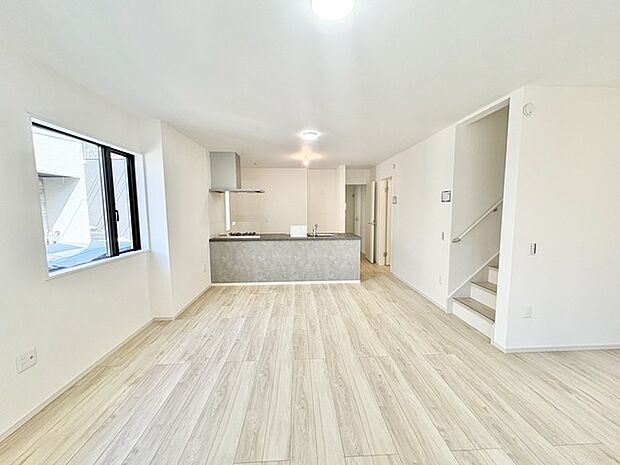 広々とした空間に、木目の床が心地よい温もりを添えます