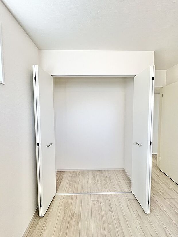 空間の広がりを感じさせる、すっきりとした佇まい