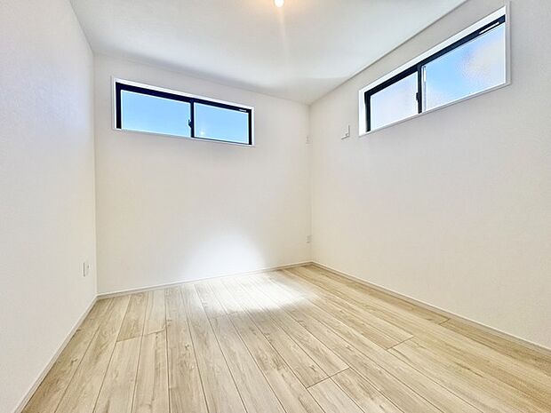 清々しい青空が広がる、穏やかな光に満ちた空間。