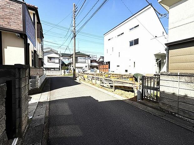 澄み渡る空の下、静かな街並みが広がる。