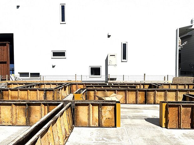 幾何学的なラインが、新たな空間の広がりを予感させます。