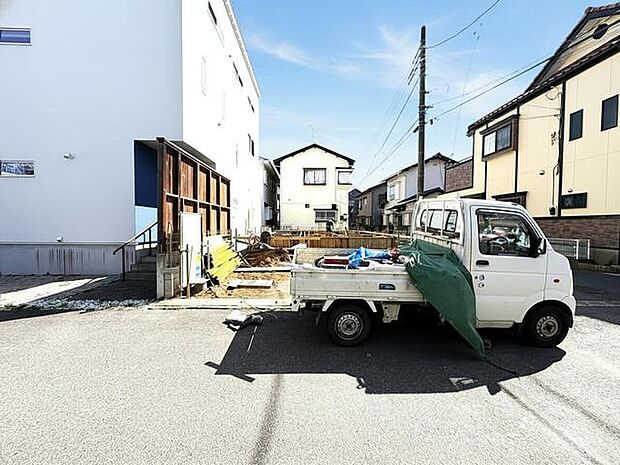 空と建物のコントラストが印象的な、整然とした街並み