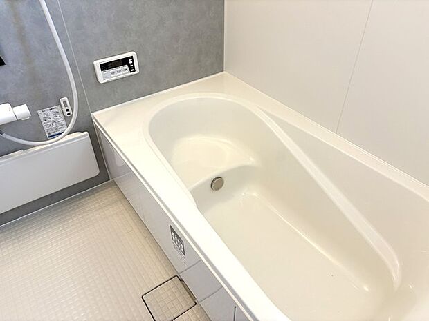 素材の質感にこだわったシックで落ち着いた色調が、日々の疲れを癒やす心地よいひとときを演出します。