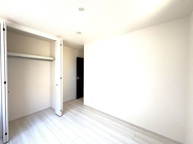 余計な装飾を削ぎ落とした、シンプルで静かな佇まいが日々の暮らしに調和をもたらします。