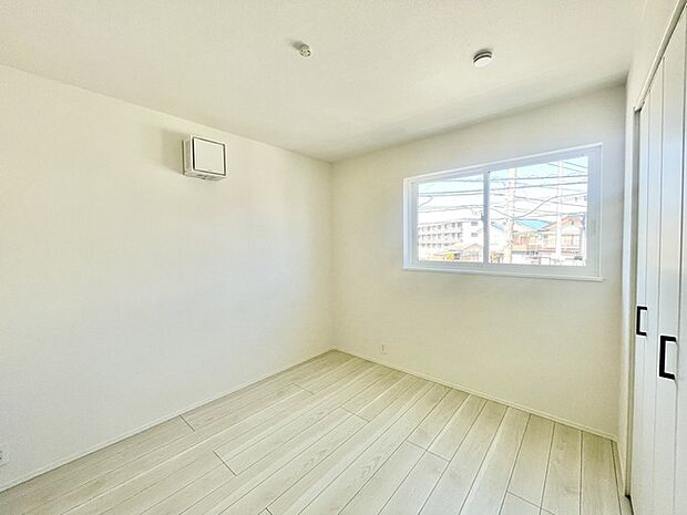 明るい木調の床が心地よい、穏やかな空間