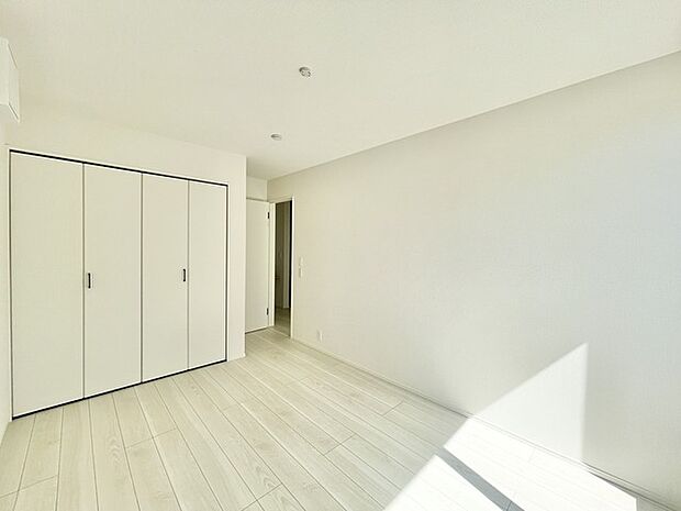 新築の木の匂いのする室内。写真では伝わらないので、ぜひ現地でお確かめください。 心地よい光が満ち、穏やかな時間が流れる空間