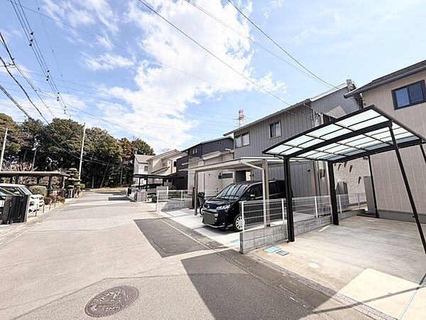 開放感あふれる空の下、穏やかな街並みが広がります