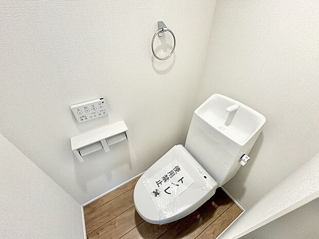 清潔感あふれる空間に、温かみのある床材が心地よさを添えます