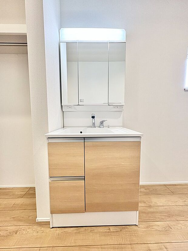 木目調の洗面台が、空間に温かみと落ち着きをもたらします