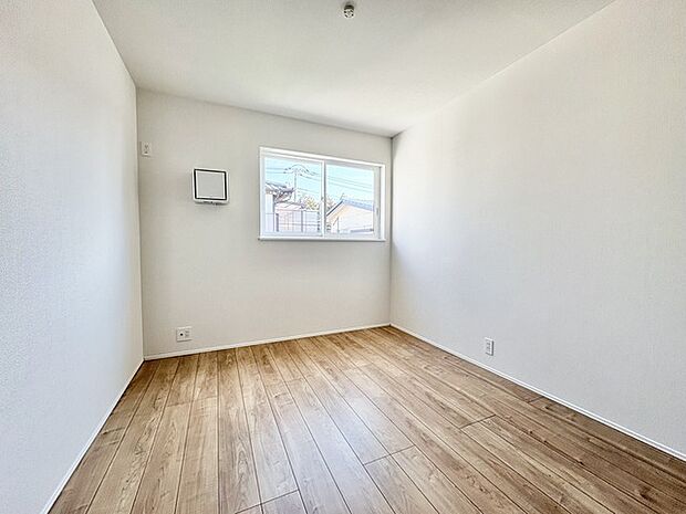 木目調の床が温もりを感じさせる、心地よい広がり。