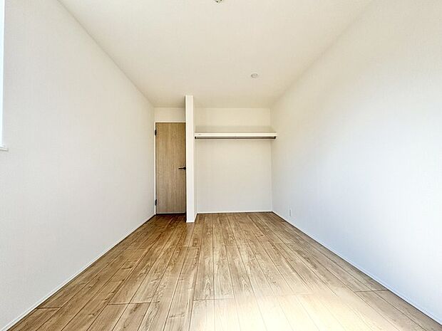 明るく広々とした空間に、温かみのある床材が心地よさを添えます