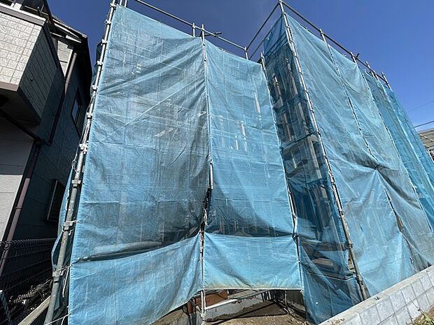 澄み渡る空の下、新たな空間が生まれる静けさ。