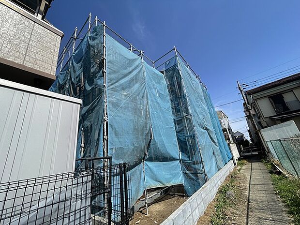 青いシートに包まれた、未来への期待を抱かせる空間。