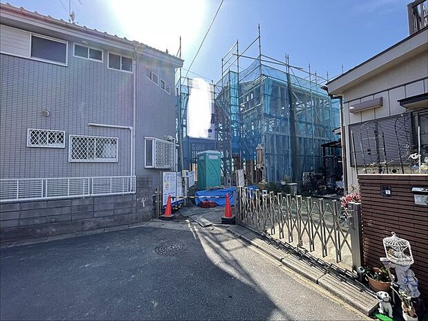 青いネットに包まれた、未来への可能性を感じさせる空間