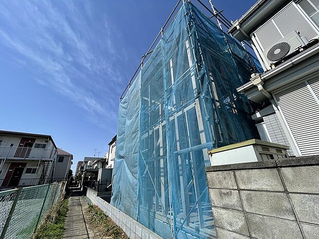 青い空の下、発展を続ける静かな街並み