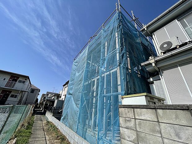 青い空の下、建物の新しい息吹を感じる場所。