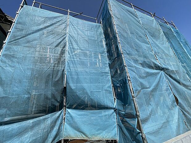 空に映える青いシートが、未来への期待感を高めてくれます。