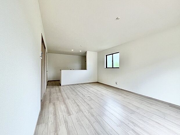 余計な装飾を削ぎ落としたシンプルな空間は、住まう方の感性で自由に彩ることができる落ち着いた余白に満ちています。