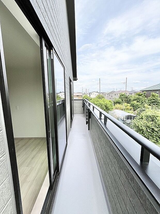 開放的な空が広がり、日常に心地よい風とゆとりをもたらしてくれる開放感あふれる空間です。