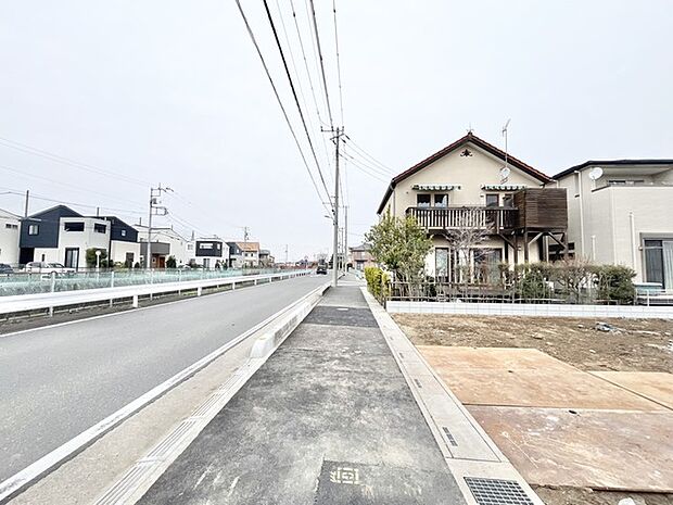 穏やかな街並みに佇む、心地よい暮らしを予感させる住まい。
