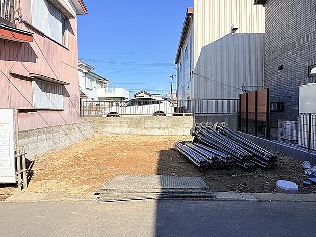 大袋駅徒歩5分の立地が光る新築戸建です。近くの同社施工の完成現場もご見学いただけます。