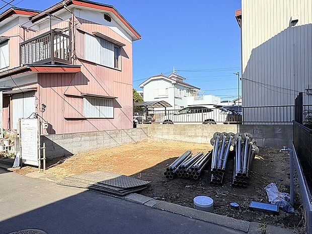 ビルトインガレージ付きの3階建の新築戸建になります。