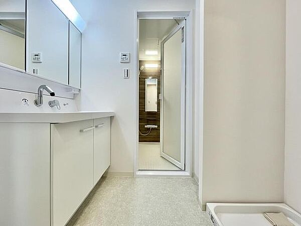 清潔感あふれる空間に、心地よい広がりを感じさせる住まい。