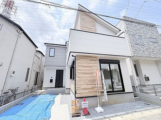 洗練された素材使いが印象的な、都会の街並みに調和するモダンな外観デザインです。