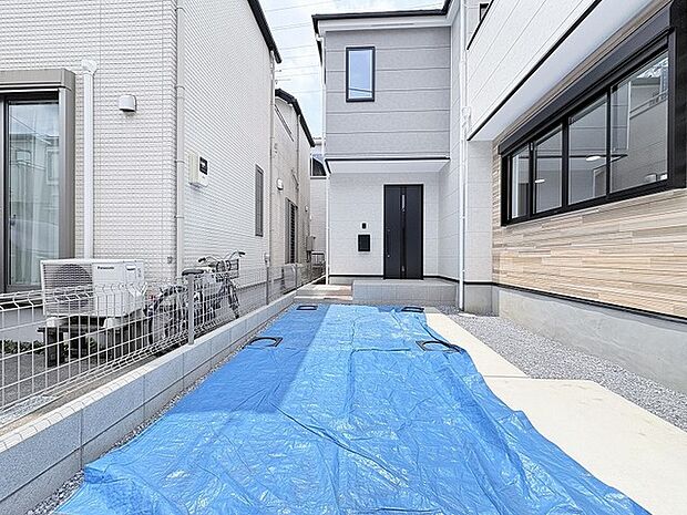 洗練された外観が印象的な、落ち着きある住まいへのアプローチが日々の暮らしを穏やかに整えてくれます。