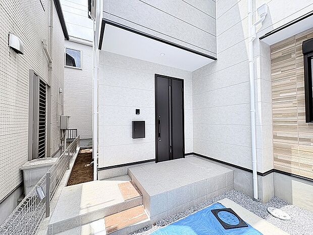 洗練された外観が住まう方の個性を引き立て、日常に調和をもたらす心地よいアプローチです。