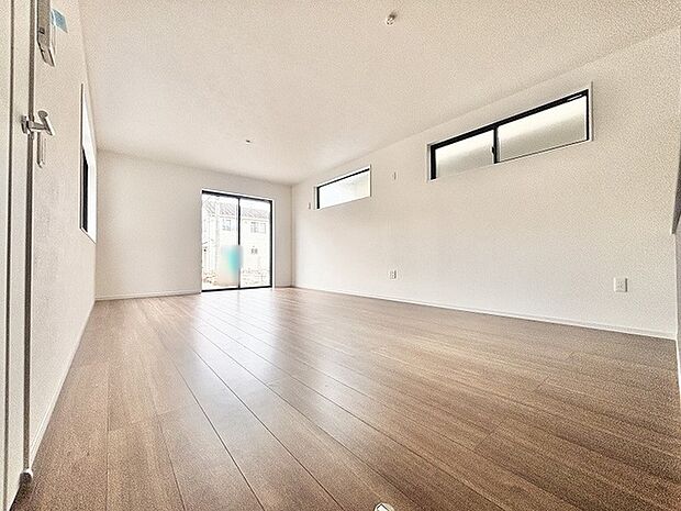 余計な装飾を削ぎ落としたシンプルな空間が、住まう方の感性に寄り添い、暮らしの自由度を広げてくれます。