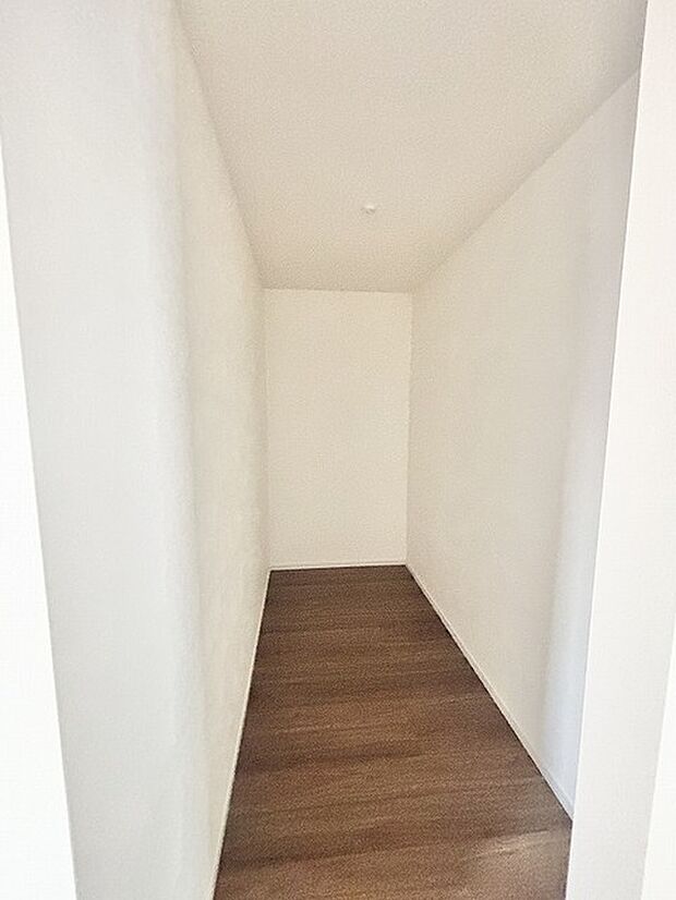 無駄を削ぎ落としたシンプルな空間が、住まう方の感性に寄り添い、静かな落ち着きをもたらしてくれます。