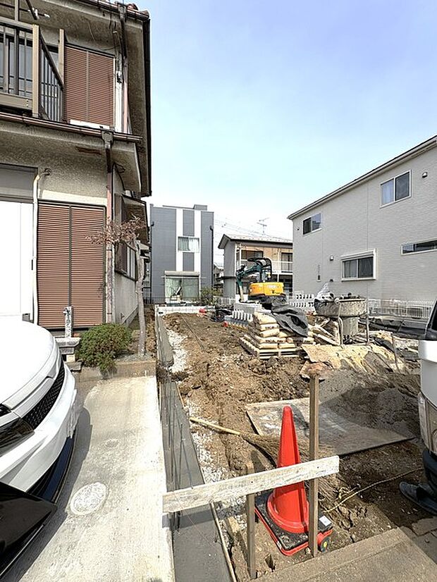 静かな空の下、新たな始まりを感じさせる心地よい空間。